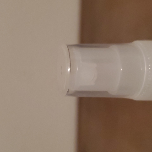 New never used Bumble and Bumble Haidresser invisible oil spray travel mini - Picture 3 of 3